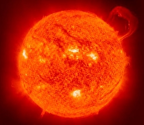 Мощная вспышка на Солнце угрожает спутникам