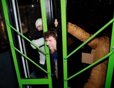 ГАИ ищет очевидцев: мужчину зажало в движущемся троллейбусе