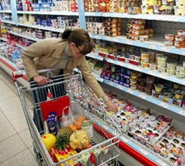 Почти 140 килограммов негодной пищевой продукции было выявлено в торговых точках Гомельщины