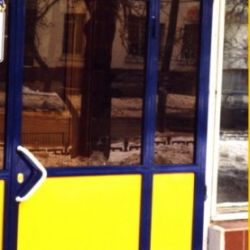 Дверь магазина покалечила мальчика