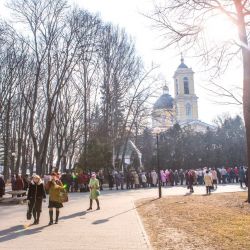 Фотофакт: больше сотни людей стоят в очереди у Петропавловского собора, чтобы поклониться мощам святой Матроны Московской