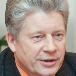 Министр образования подарил сиротам новый дом