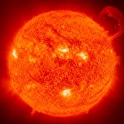 Мощная вспышка на Солнце угрожает спутникам