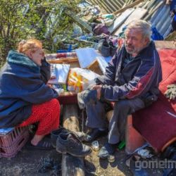 Еда на костре и свалки во дворах: как существуют некоторые гомельчане