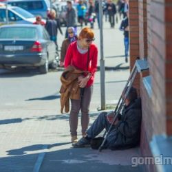 Эксперимент ``Вечерки``: принимают ли бездомные милостыню хлебом