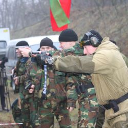 Чекисты, милиционеры и военные соревнуются в стрельбе