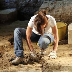 Откуда археологи знают где проводить раскопки?