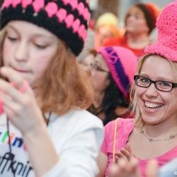 Плед дружбы свяжут любители рукоделия на площадке возле областной библиотеки им. В. И. Ленина
