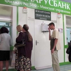 Белорусские банки обязали уведомлять налоговую о продаже гражданам крупных сумм валюты