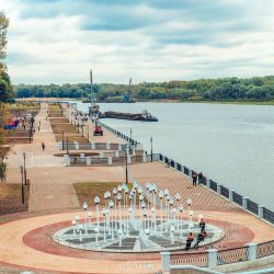 Фотофакт: маяк стоит, корабль причаливает