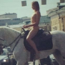 Уроженка Светлогорска голой проскакала на белом коне по Тверской 