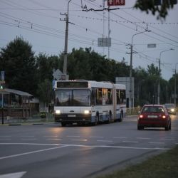 На остановке водитель автобуса не заметил упавшую на тротуар пассажирку 