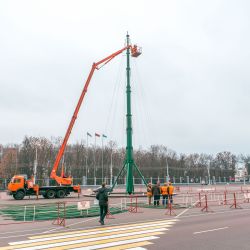 К 15 декабря главная городская елка будет полностью наряжена и ``укомплектована``