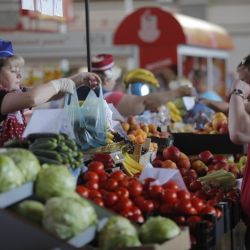 Плесень на потолке, потеки на плитке и столах: чем грешат гомельские магазины, торговые центры и рынки