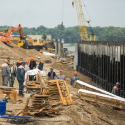 Полкилометра за два месяца: Как в дождь и жару прирастает набережная