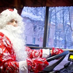 С песнями и стихами по Гомелю курсирует Новогодний автобус