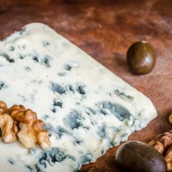 Опасно ли употреблять в пищу сыр с плесенью?