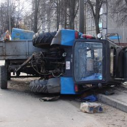 В Гомеле во дворе дома опрокинулся трактор