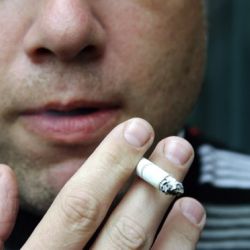 Курильщиков убивает цена на сигареты