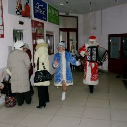Поющие Деды морозы развлекают гомельчан в магазинах Центрального района