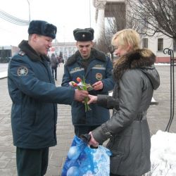 Пожарные подарили гомельчанкам 101 мгновение счастья