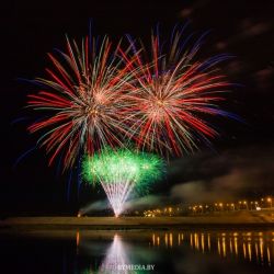 Салют над рекой в честь юбилея города над Сожем