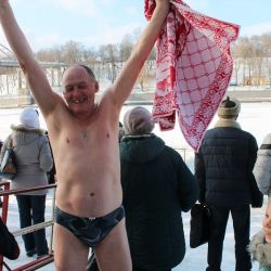 На Крещение гомельчане окунались и выстаивали очереди за водой