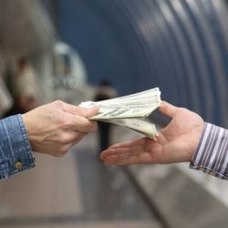 Временно безработный мужчина незаконно менял валюту