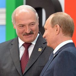 Президент Беларуси Александр Лукашенко поздравил Владимира Путина с днем рождения