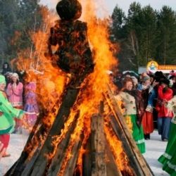 Чем заняться на Масленицу: самый красивый петух, метание метлы, дегустации и чучела на костре