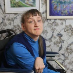 Гомельская художница направляет кисть губами