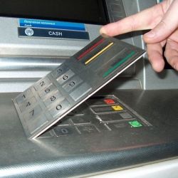 На гомельском банкомате обнаружил считывающее устройство мошенников