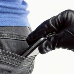 НЕ ПРИЗНАЛИ: На остановке безработные пытались похитить у безработного мобильный и паспорт