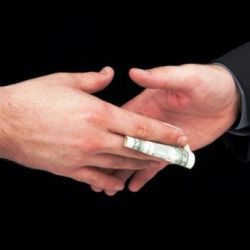 От ГАЗа до БМВ: Гомельчанин брал взятки и обещал легкий техосмотр, хоть отношения к нему не имел