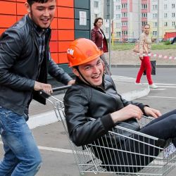 Фотофакт: в Гомеле прошли гонки на магазинных тележках