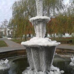В Жлобине замерз фонтан