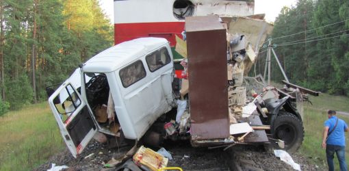В Калинковичском районе поезд протаранил автолавку: двое погибших (фото)
